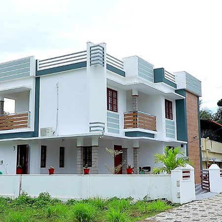 Pullad Aranmula Exterior foto