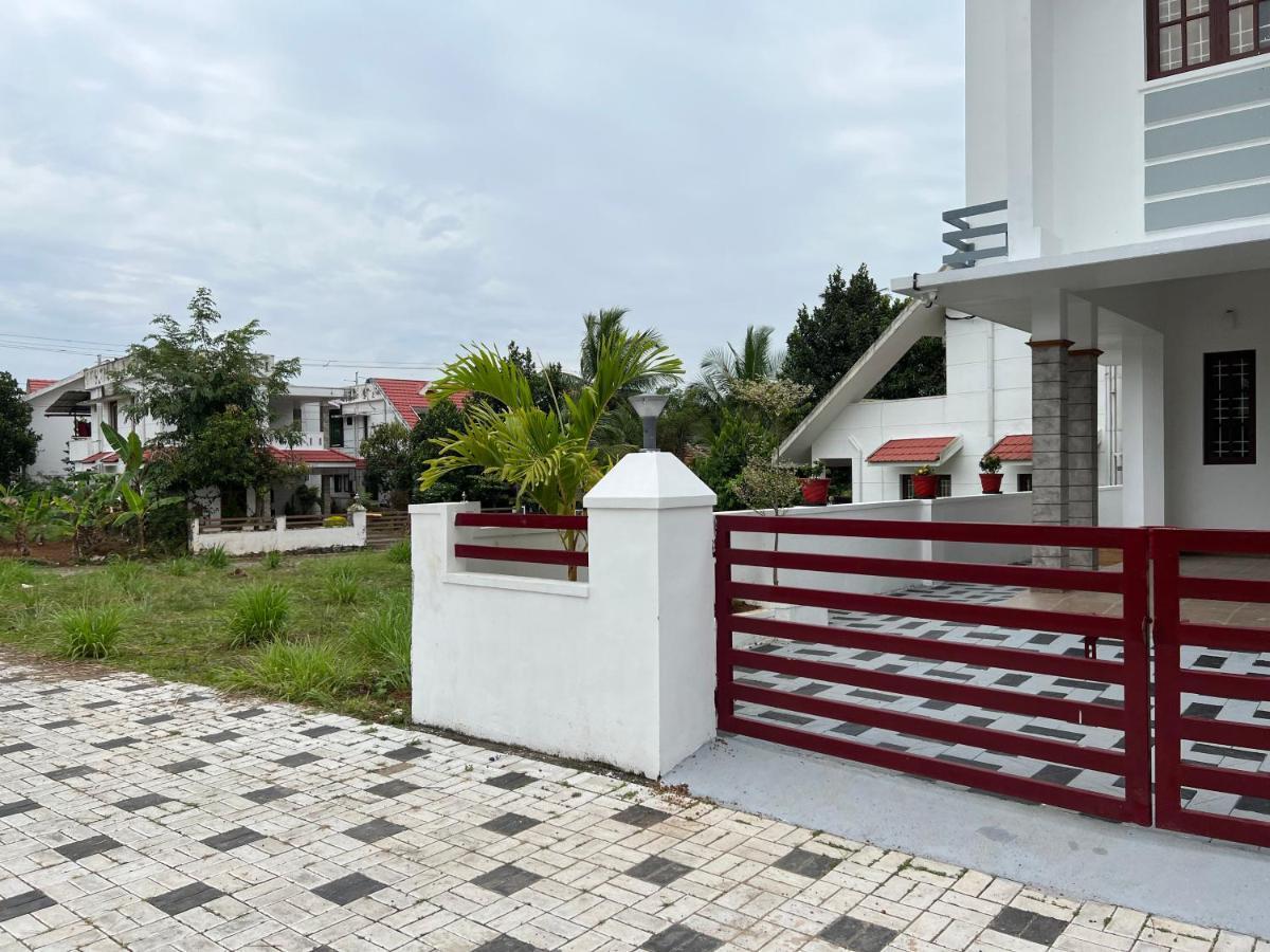 Pullad Aranmula Exterior foto