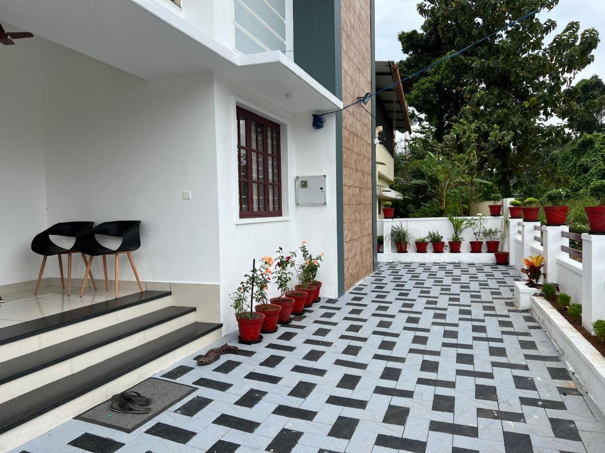 Pullad Aranmula Exterior foto